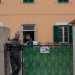 Davanti a un villino rosa in ristrutturazione incontriamo due operai al lavoro. Lo chiamate "villaggio"? - ironizza uno dei due manovali -. Ma se non c' nemmeno una salumeria